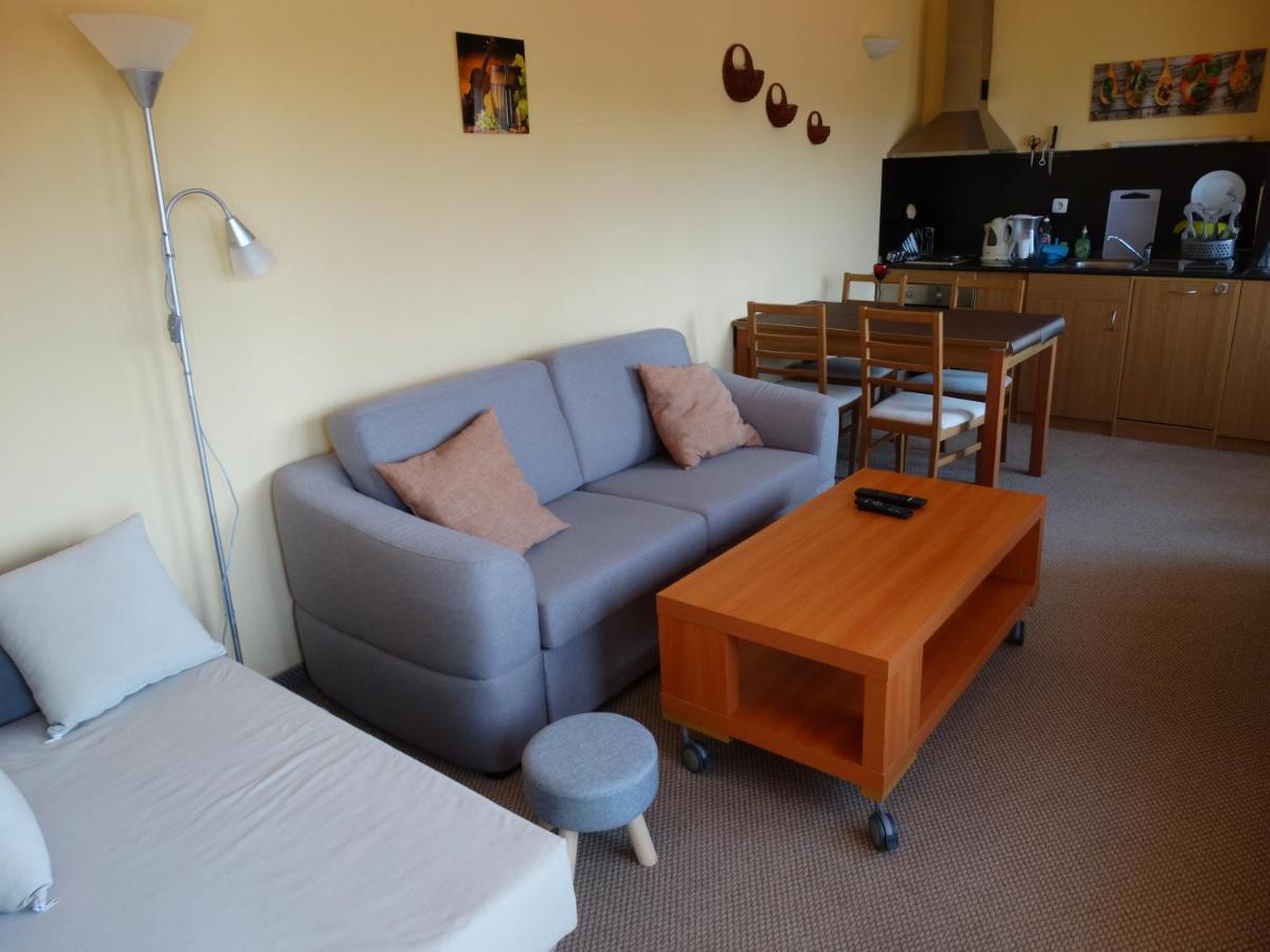 Snezhankas Apartment ปอมโปโรโว ภายนอก รูปภาพ